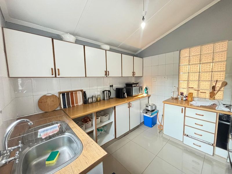 This inviting and well-maintained home located in Newlands East. - Photo 7