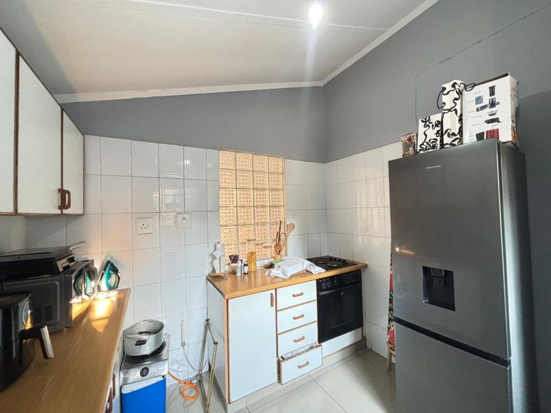 This inviting and well-maintained home located in Newlands East. - Photo 8