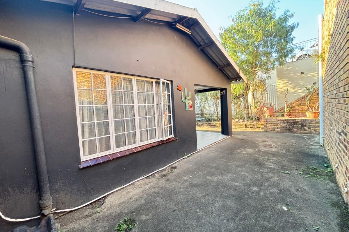 This inviting and well-maintained home located in Newlands East. - Photo 2