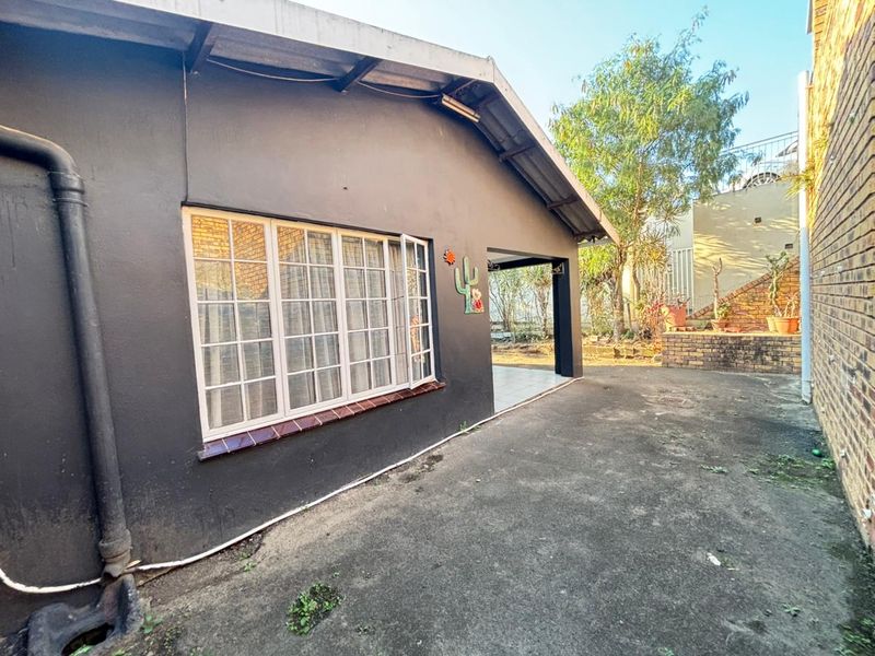 This inviting and well-maintained home located in Newlands East. - Photo 2