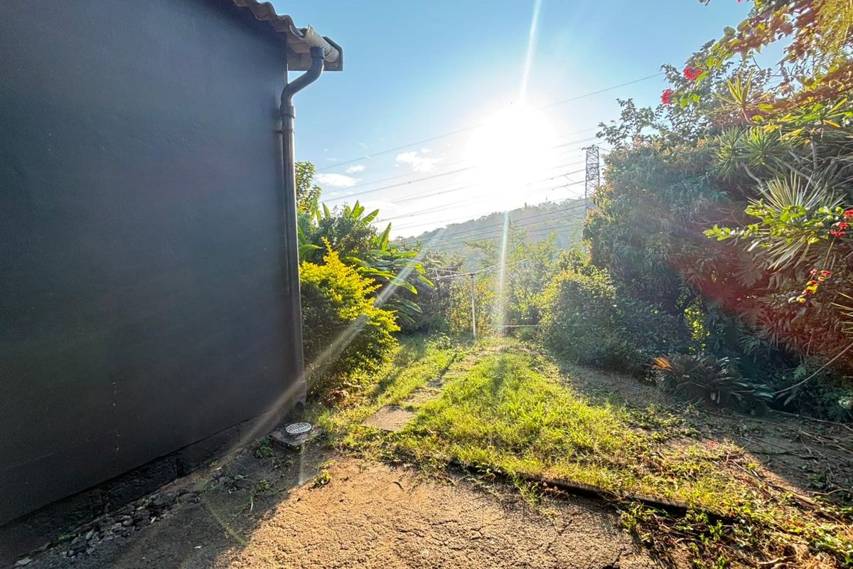 This inviting and well-maintained home located in Newlands East. - Photo 3