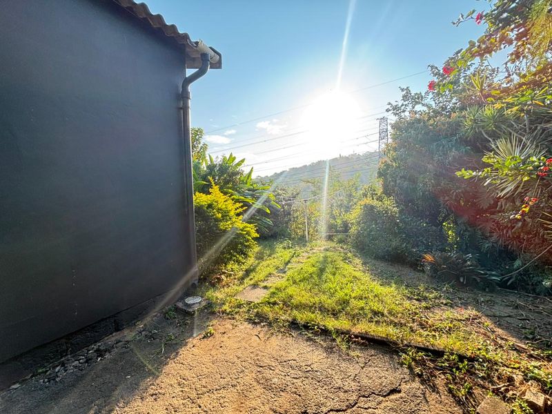 This inviting and well-maintained home located in Newlands East. - Photo 3