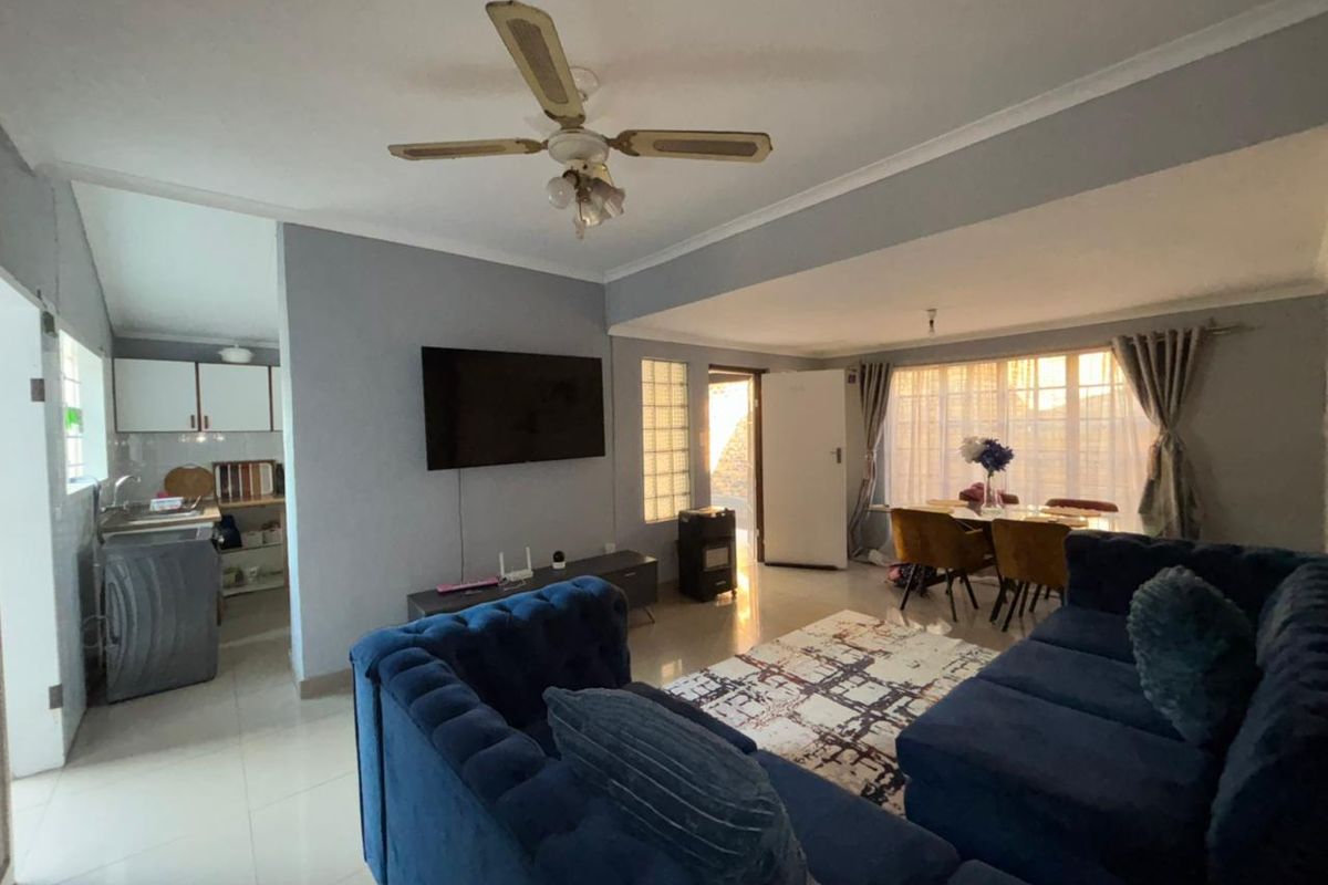 This inviting and well-maintained home located in Newlands East. - Photo 5