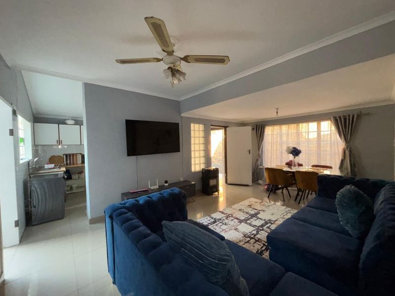 This inviting and well-maintained home located in Newlands East. - Photo 5