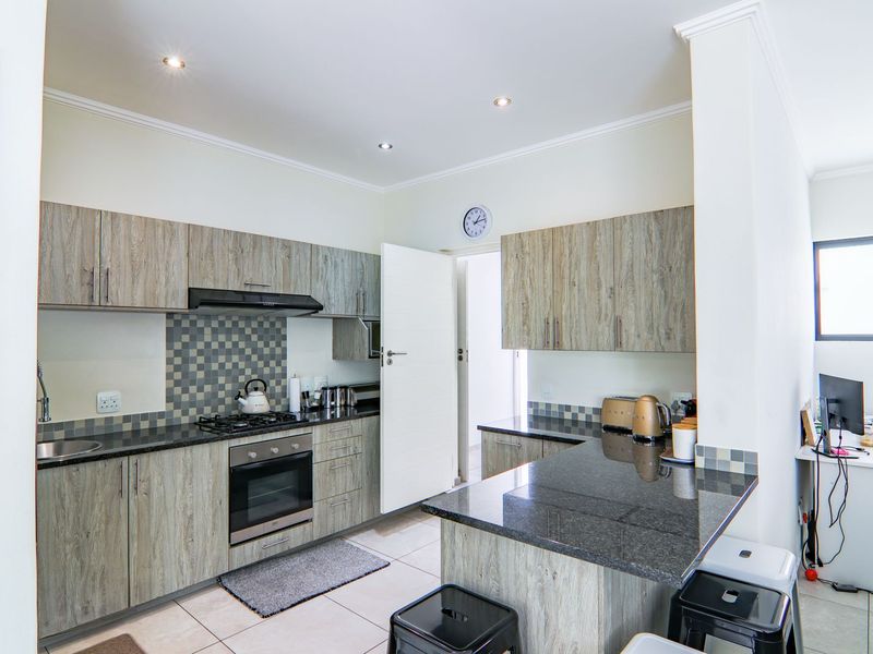 Modern 3 Bed - luxury lifestyle Home - Photo 9