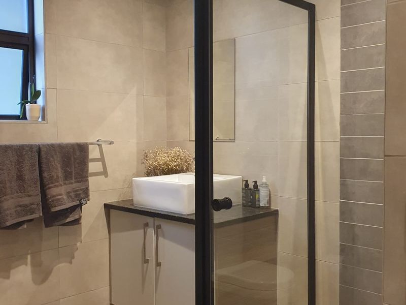 Modern Ground Floor Apartment - Photo 8