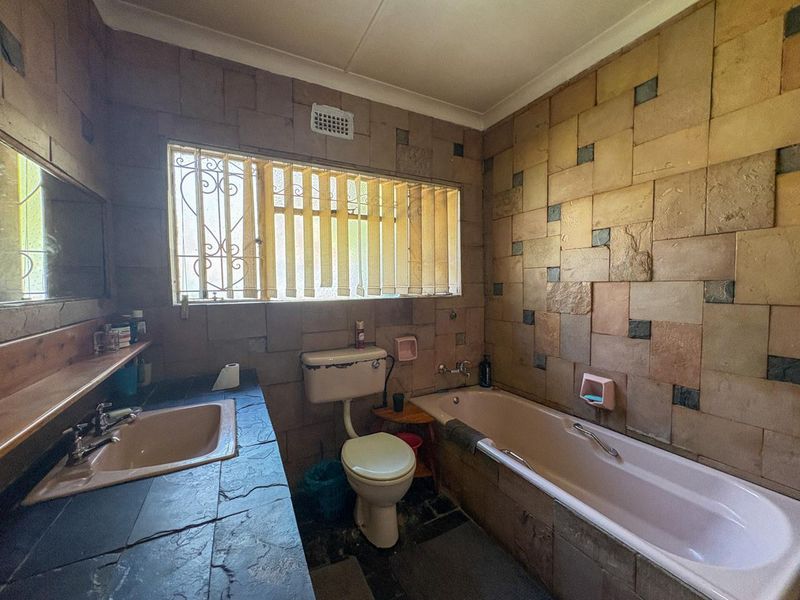 5 Bedroom House with flatlet for sale in Dalpark - Photo 10