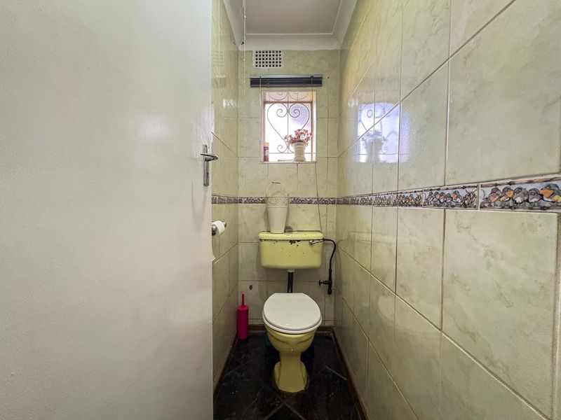 5 Bedroom House with flatlet for sale in Dalpark - Photo 9