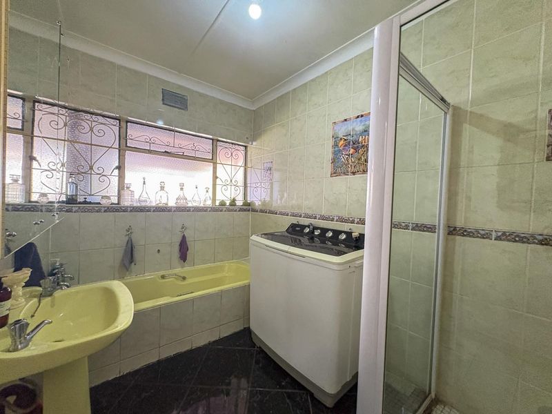 5 Bedroom House with flatlet for sale in Dalpark - Photo 7