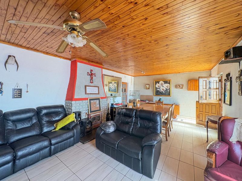 5 Bedroom House with flatlet for sale in Dalpark - Photo 2