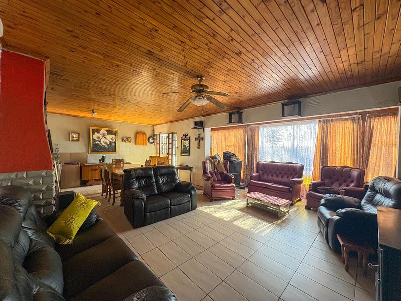 5 Bedroom House with flatlet for sale in Dalpark - Photo 1