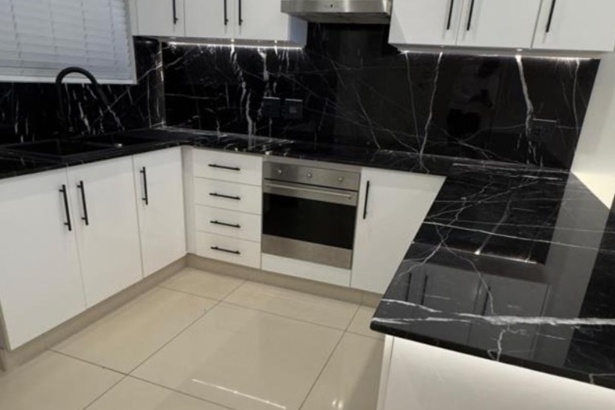 Spacious 4-bedroom Apartment to let in Izinga - Photo 2