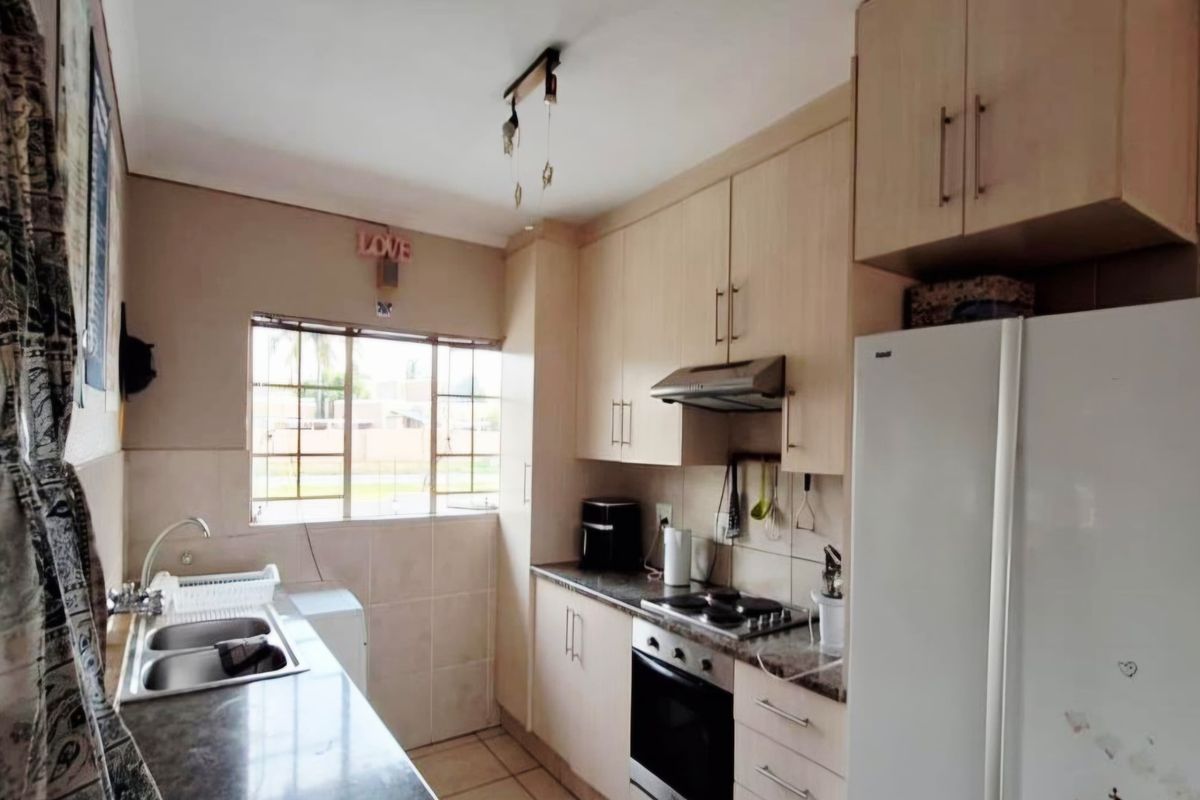 Your Ideal Starter Home Or Investment, 1st Floor Living in a Beautiful Complex - Photo 5