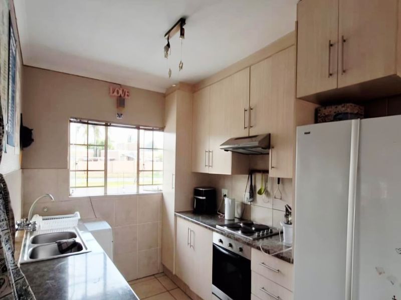 Your Ideal Starter Home Or Investment, 1st Floor Living in a Beautiful Complex - Photo 5