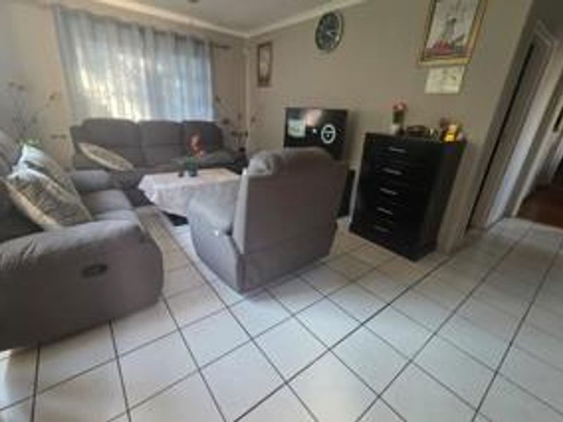 3-Bedroom, 2-Bathroom Family Home for Rent in Eden Glen, Edenvale - Photo 4