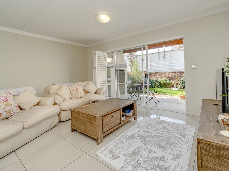 SET IN THE WELL KNOWN EAGLE CANYON GOLF ESTATE - Photo 6