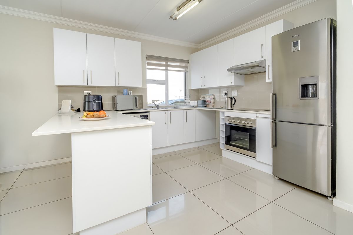 SET IN THE WELL KNOWN EAGLE CANYON GOLF ESTATE - Photo 2