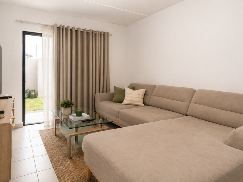 2 Bedroom Ground floor apartment with a large, private garden - Photo 3