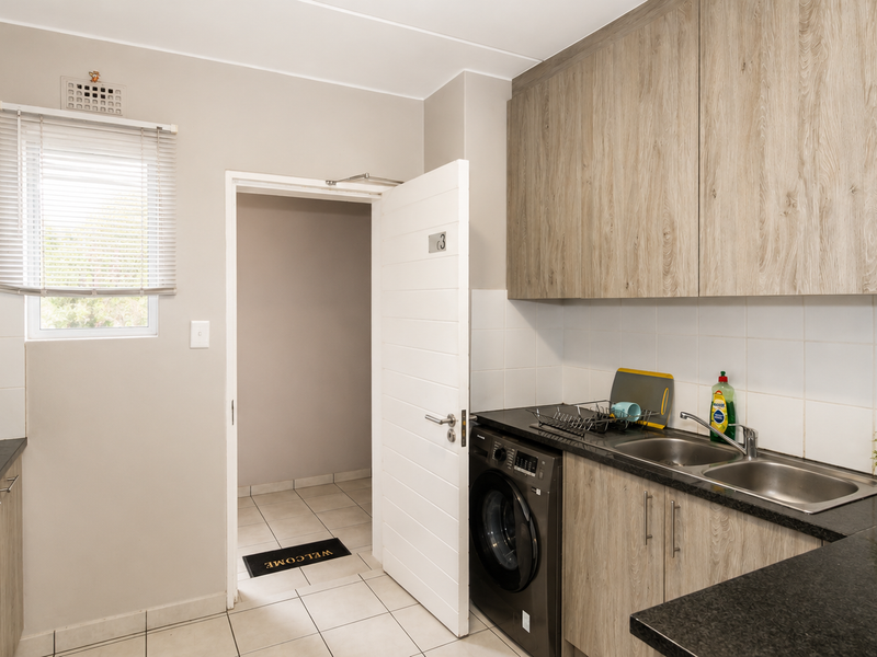 2 Bedroom Ground floor apartment with a large, private garden - Photo 7
