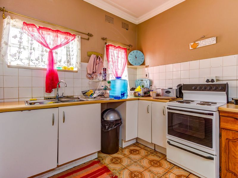 3-Bedroom Family Home with Flatlet & Swimming Pool in Gerdview, Germiston - Photo 8
