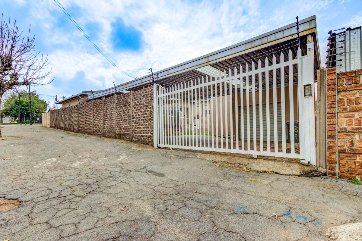 3-Bedroom Family Home with Flatlet & Swimming Pool in Gerdview, Germiston - Photo 2