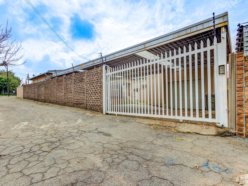 3-Bedroom Family Home with Flatlet & Swimming Pool in Gerdview, Germiston - Photo 2