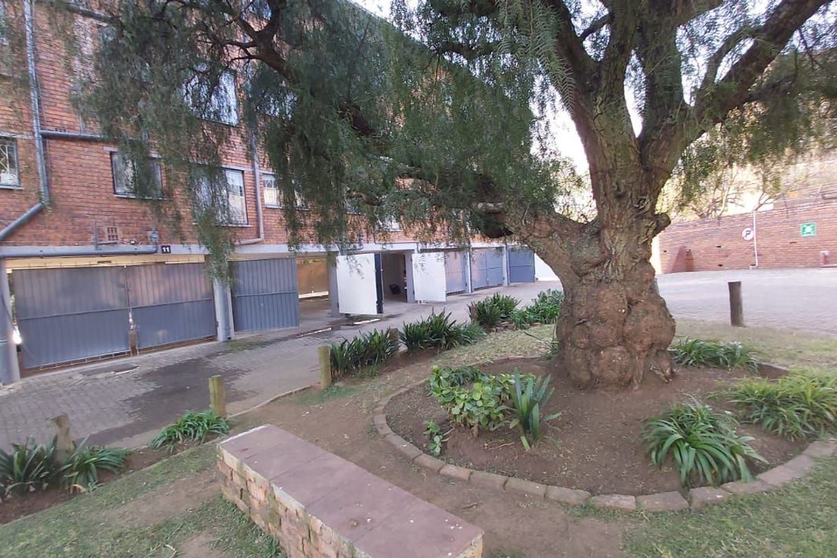 First-Floor 2-Bedroom Flat for Sale in Croydon - Photo 2
