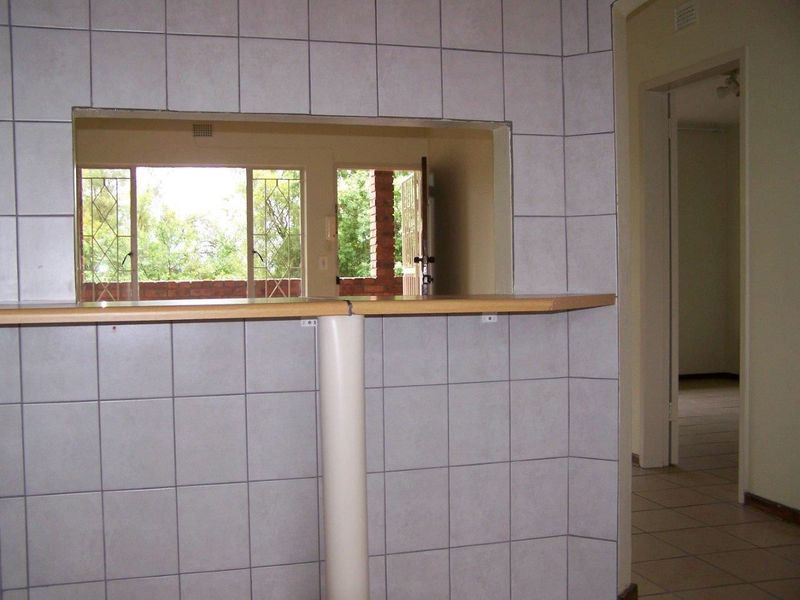 First-Floor 2-Bedroom Flat for Sale in Croydon - Photo 7
