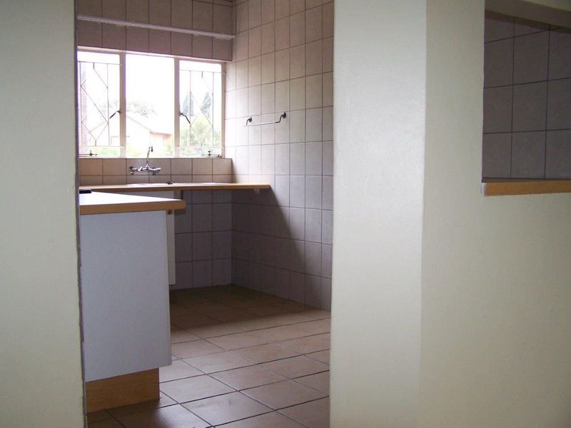 First-Floor 2-Bedroom Flat for Sale in Croydon - Photo 6