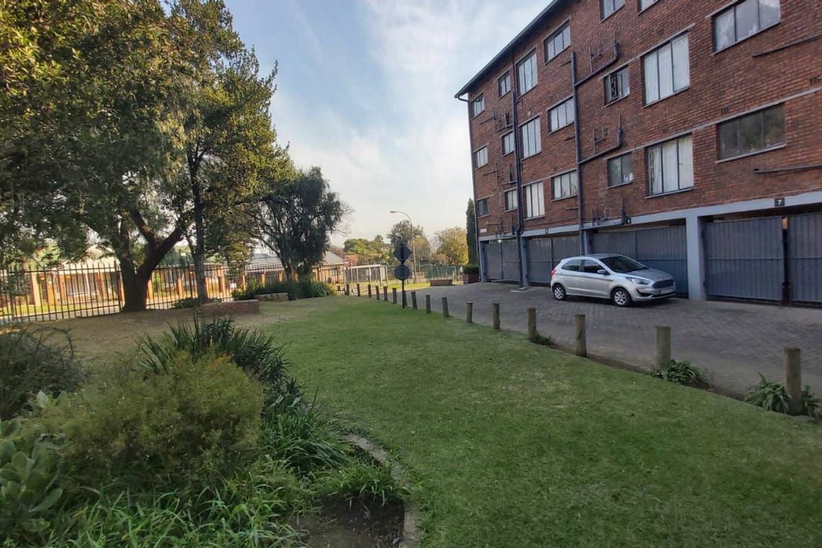 First-Floor 2-Bedroom Flat for Sale in Croydon - Photo 3