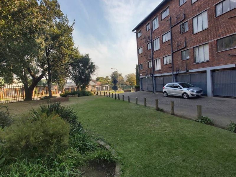 First-Floor 2-Bedroom Flat for Sale in Croydon - Photo 3