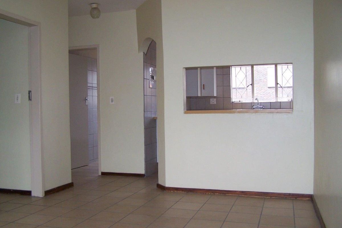 First-Floor 2-Bedroom Flat for Sale in Croydon - Photo 5