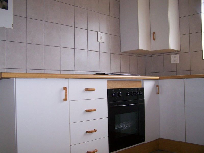 First-Floor 2-Bedroom Flat for Sale in Croydon - Photo 8