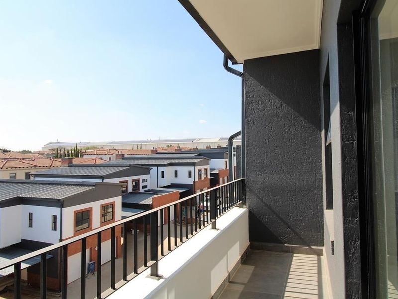 Unfurnished One Bed One Bath for rent in Bryanston - Photo 3