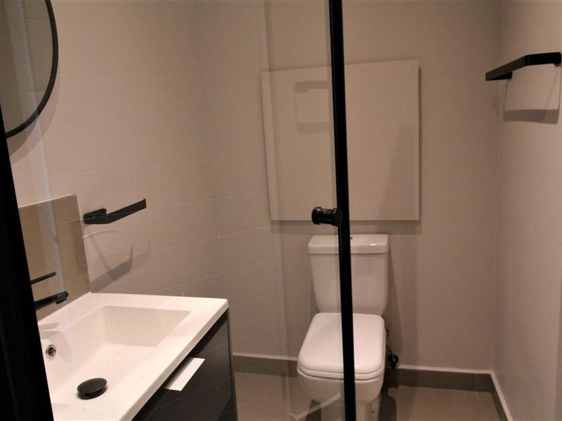 Unfurnished One Bed One Bath for rent in Bryanston - Photo 9