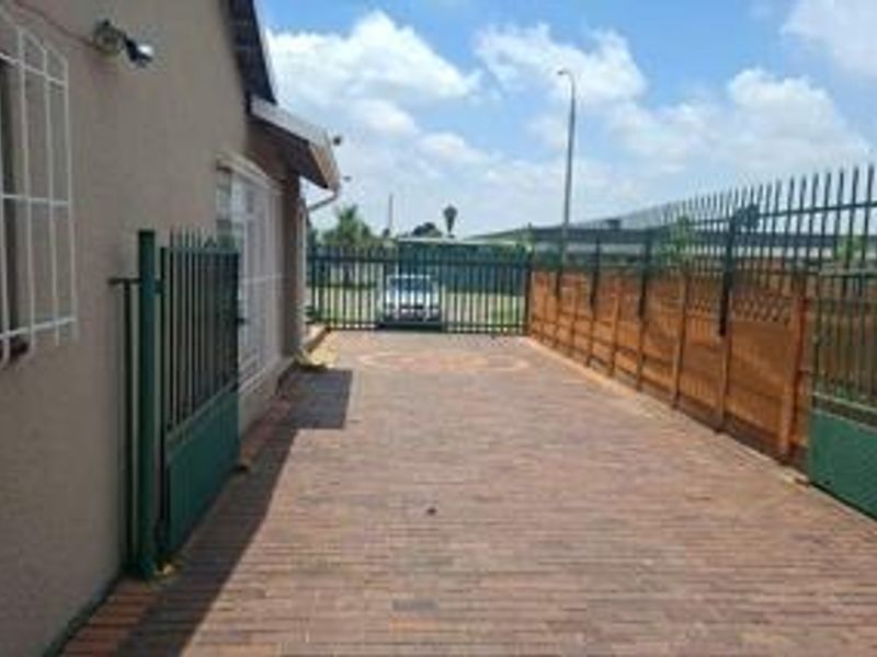 Spacious 4-Bedroom Family Home for Sale in van Dyk Park, Boksburg - Photo 1