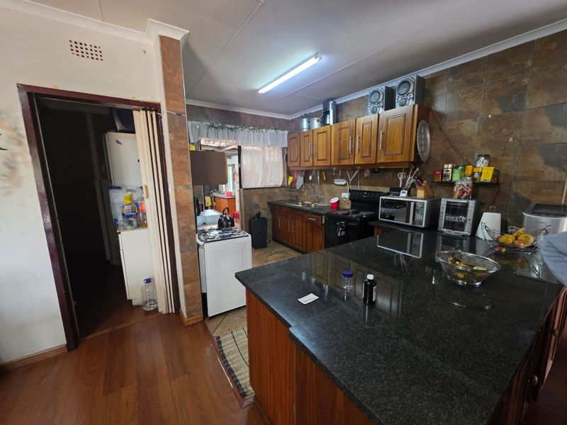 4-Bedroom Family Home with Separate Flat in Crystal Park, Benoni - Photo 7