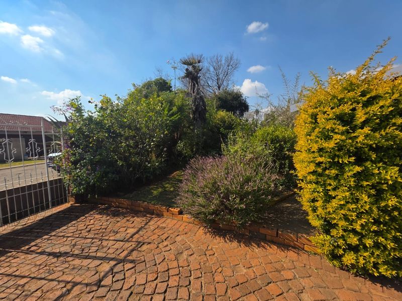 4-Bedroom Family Home with Separate Flat in Crystal Park, Benoni - Photo 2
