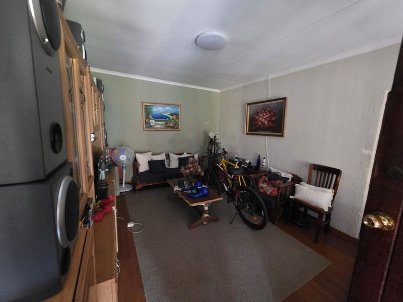 4-Bedroom Family Home with Separate Flat in Crystal Park, Benoni - Photo 3