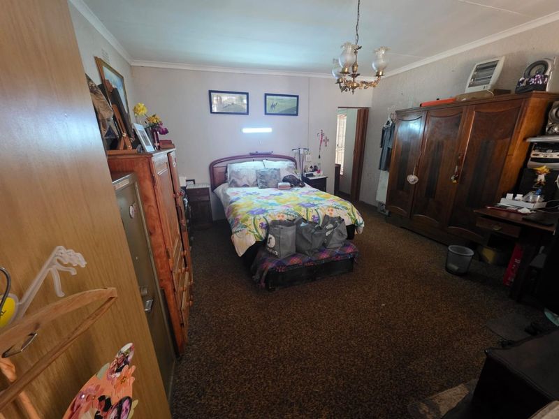 4-Bedroom Family Home with Separate Flat in Crystal Park, Benoni - Photo 9