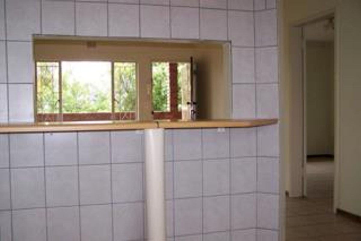 Modern First Floor Apartment with Garage! - Photo 3