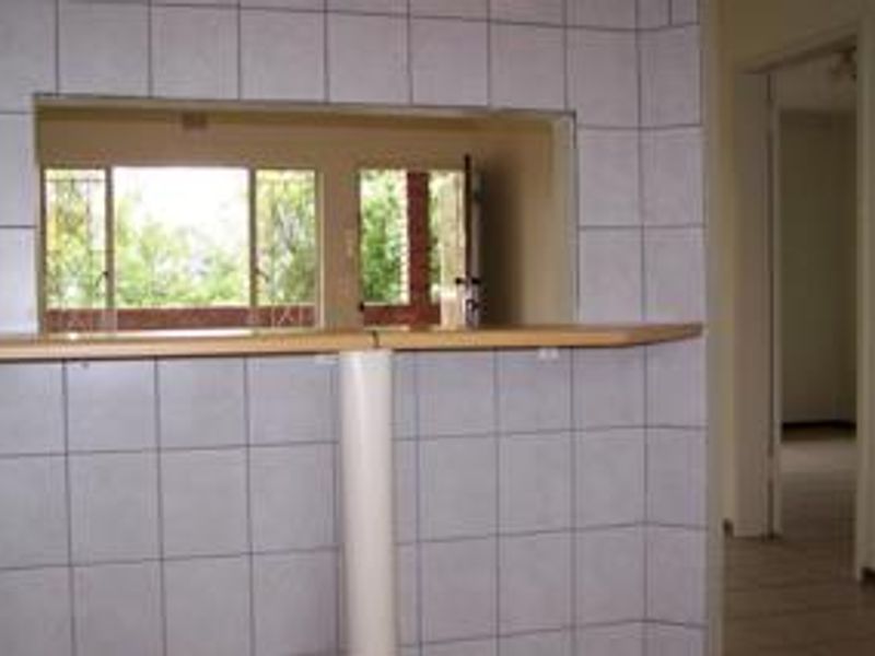Modern First Floor Apartment with Garage! - Photo 3