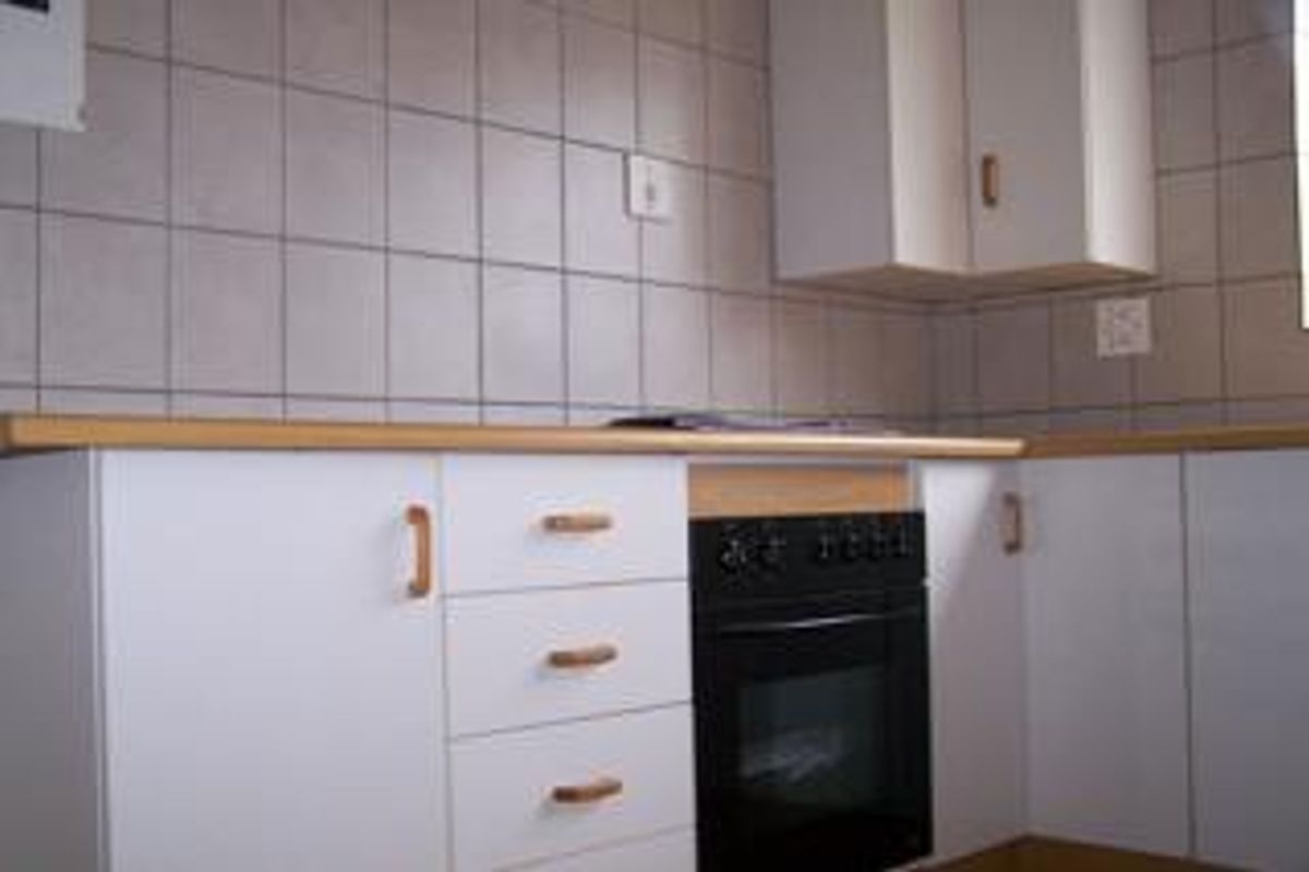 Modern First Floor Apartment with Garage! - Photo 4