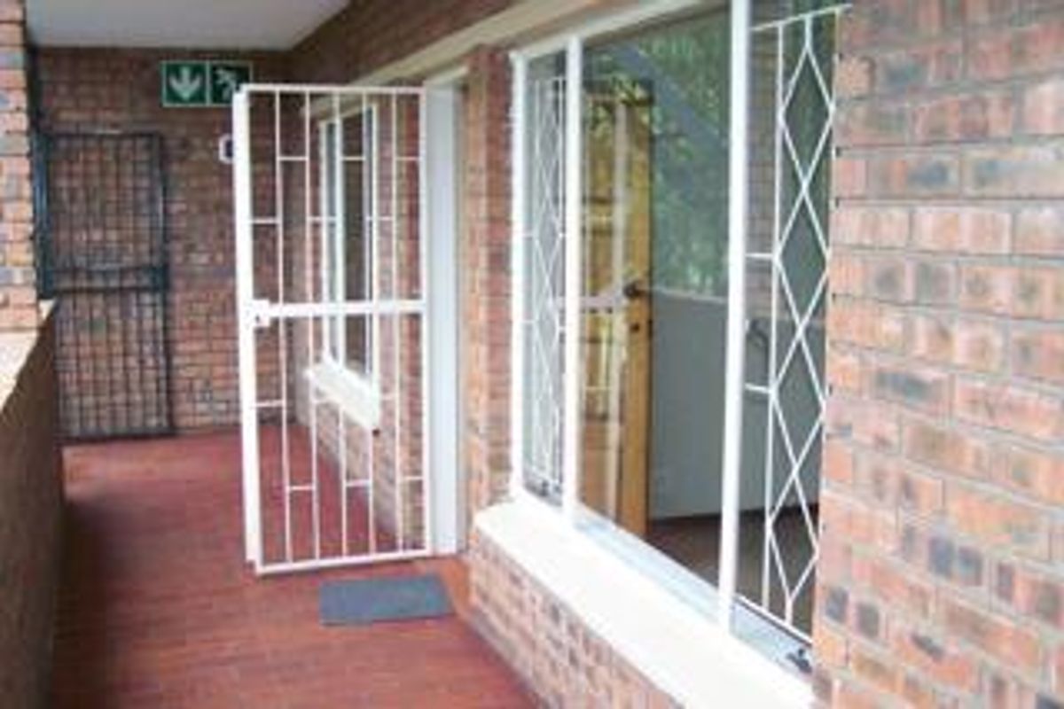 Modern First Floor Apartment with Garage! - Photo 2