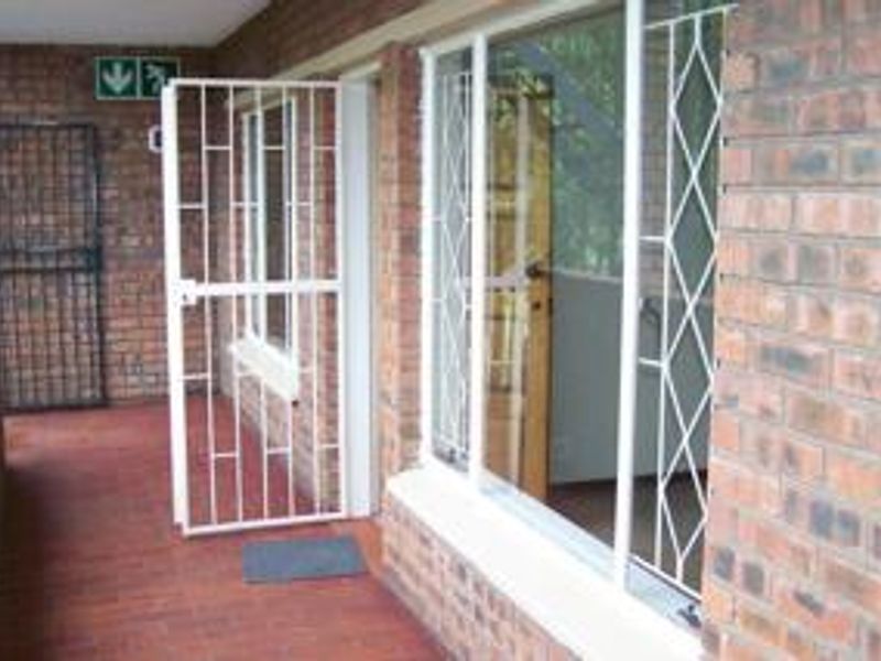 Modern First Floor Apartment with Garage! - Photo 2