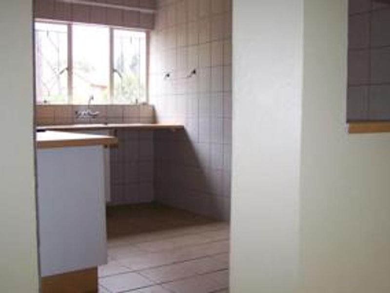 Modern First Floor Apartment with Garage! - Photo 6