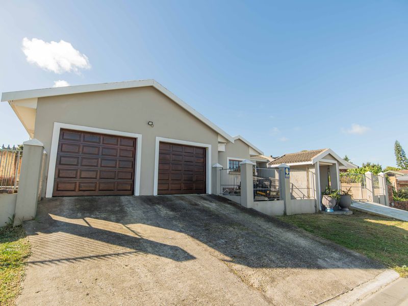 Spacious Architecturally Designed Family Home with Pool, WFH Area & Exceptional Outdoor Living - Photo 3