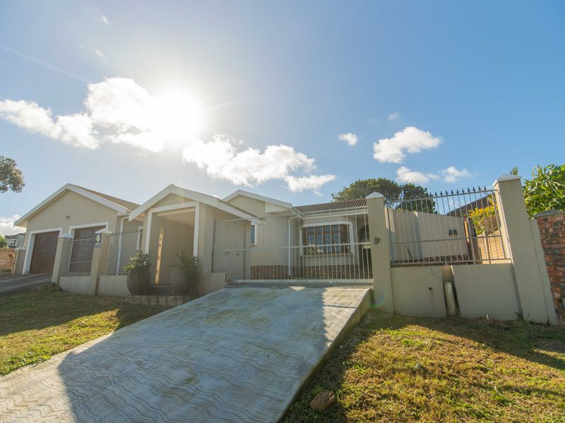 Spacious Architecturally Designed Family Home with Pool, WFH Area & Exceptional Outdoor Living - Photo 4