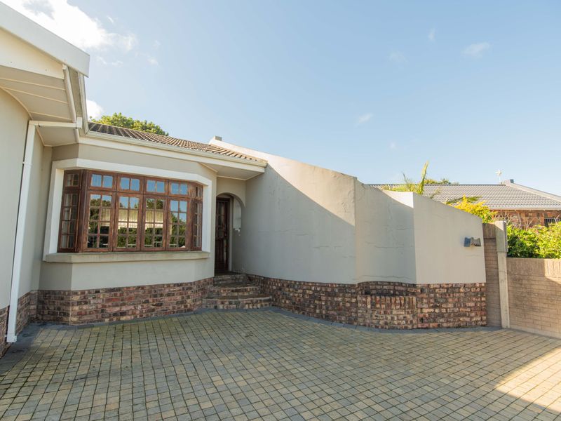 Spacious Architecturally Designed Family Home with Pool, WFH Area & Exceptional Outdoor Living - Photo 5