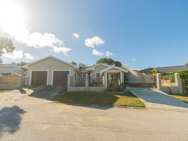 Spacious Architecturally Designed Family Home with Pool, WFH Area & Exceptional Outdoor Living - Photo 2